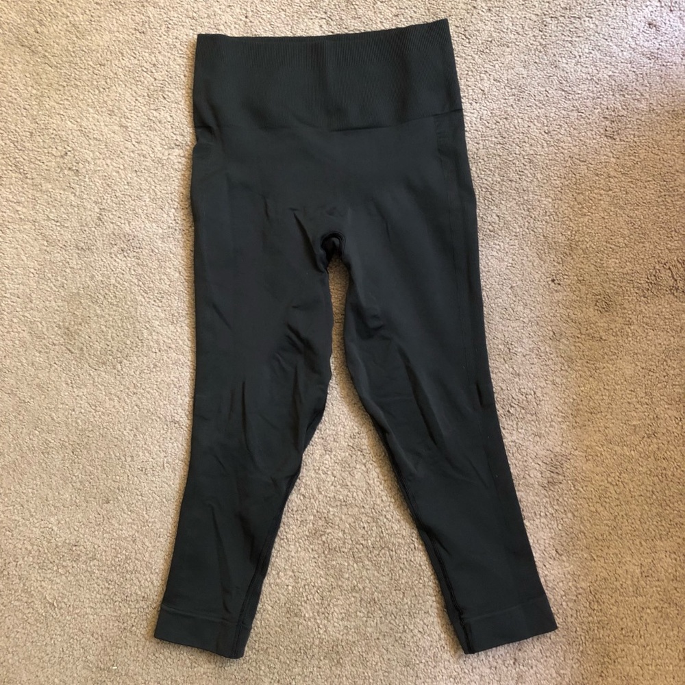 Lululemon zone in crops size 8